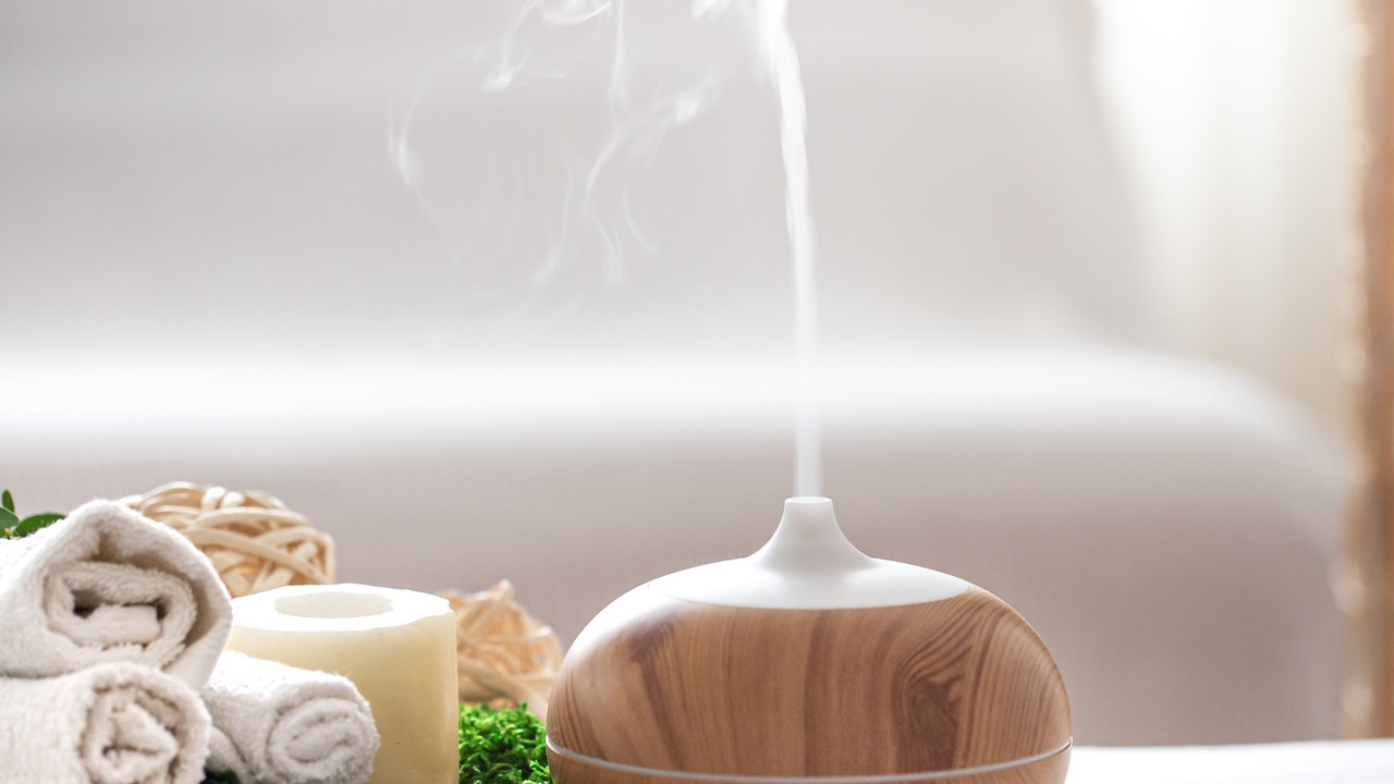 Na czym polega aromaterapia? Jak wybrać dyfuzor i odpowiednie olejki?