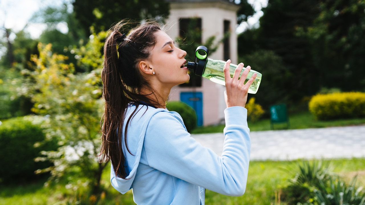 Jak pić więcej wody? 5 skutecznych sposobów, które sprawią, że częściej po nią sięgniesz