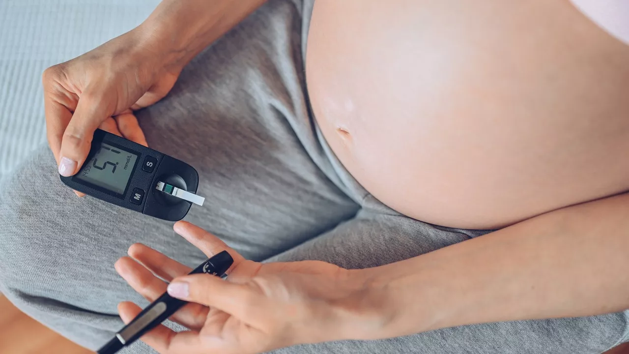 Cukrzyca ciążowa – objawy, leczenie, czy jest niebezpieczna dla dziecka?