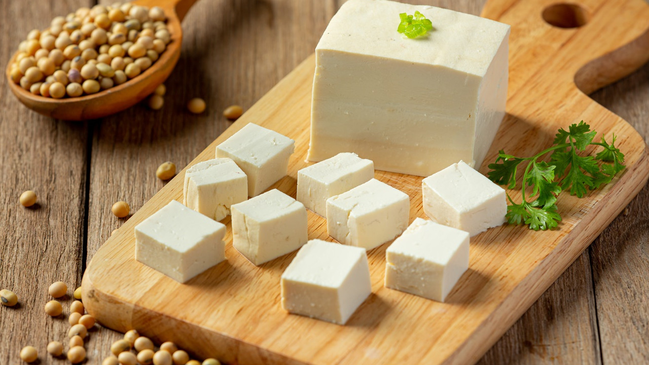 Dlaczego warto jeść tofu? 5 pomysłów na to, jak je przygotować